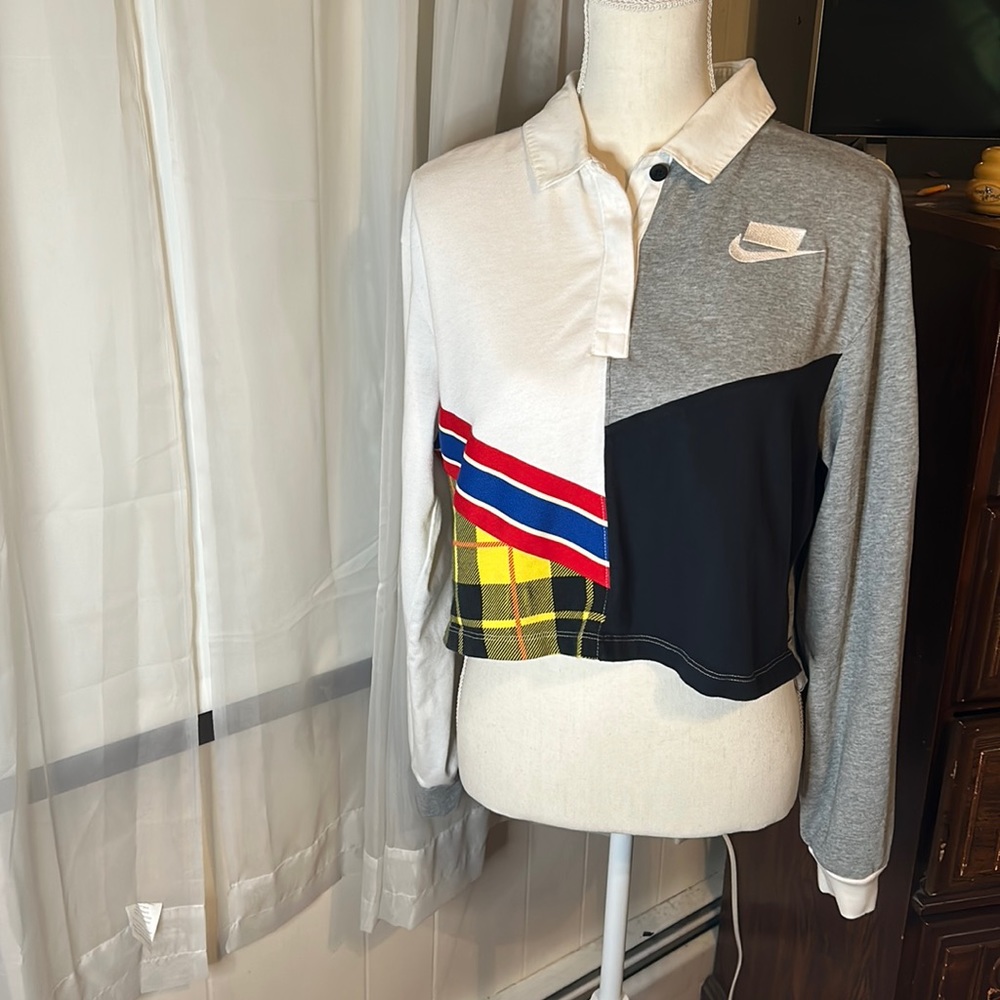 Nike Preppy Collared, crop top sweatshirt. Size medium